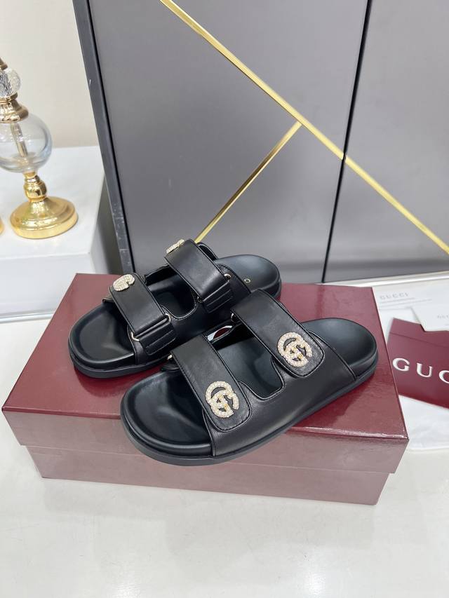 Gucci大凉拖鞋，甄选顶级头层牛皮，柔软细腻，透气亲肤。 简约设计，优雅百搭，无论是居家休闲，还是酒店会所，都能完美融入，彰显您的独特品味。 匠心工艺，舒适至
