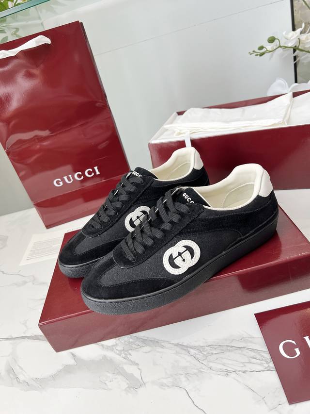 高版本 Gucci最新款德训鞋双G皮革搭配立体Gucci字母 以3D效果成就整款鞋子自在的流动质感，流畅的线条设计 轻盈舒适透气，女码35-40 男码39-45