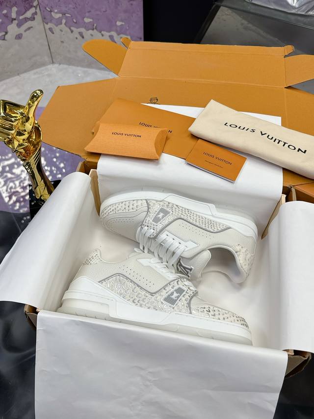 工厂P价P： 蛇纹 系列 原版开发 品质出货 欢迎对比 Lv板鞋系列 Lv Trainer Maxi运动鞋将成衣系列的宽松廓形引入Virgilabloh笔下的L