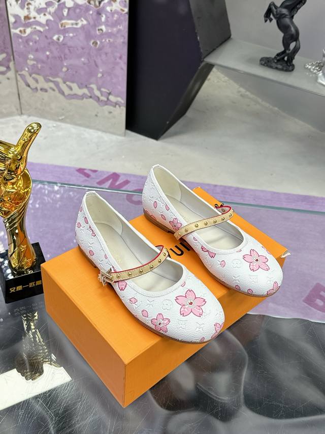 工厂P价P： Louis Vuitton 路易威登春夏 单鞋系列 联名玛丽珍时装平底鞋 春夏秀场出镜率最高的一款单品 超多名模上脚 简约大方非常百搭 鞋面：采用
