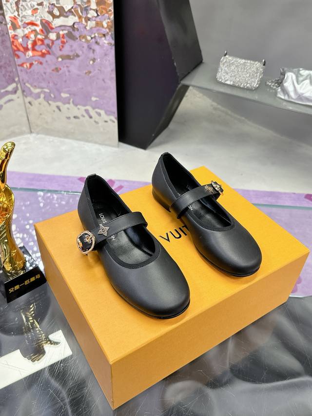 工厂P价P： Louis Vuitton 路易威登春夏玛丽珍时装平底鞋 春夏秀场出镜率最高的一款单品 超多名模上脚 简约大方非常百搭 鞋面采用原版牛皮 全皮包裸