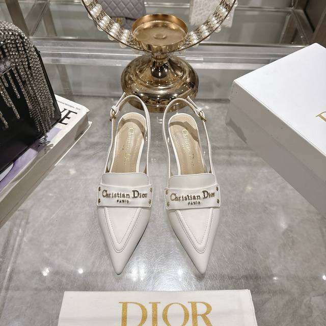 出厂 25Ss早春新款Dior迪奥D-My 五金字母扣尖头小猫跟后空凉鞋 这款My Dior 高跟鞋是二零二五春夏成衣系列新品，彰显精致的优雅气质。采用牛皮革精