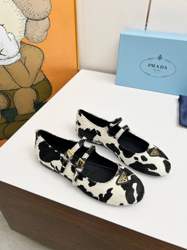Prada25年新款奶牛配色牛皮跳舞鞋 小皮鞋乐福鞋 复古时尚经典单品 巴黎时装周第一场分量十足的大秀场打造的新品 灵感由D主设计师巧妙结合在完美鞋型上.搭配品