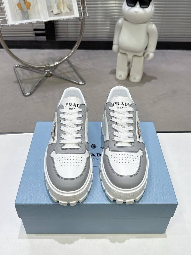 Prada 225普拉达新品，实力来袭！众多网红同款，时髦百搭Nice单品，意大利专柜代购原版鞋开发，1比1照足原味复刻。今年的主题就是不被定义 通过简单简洁体