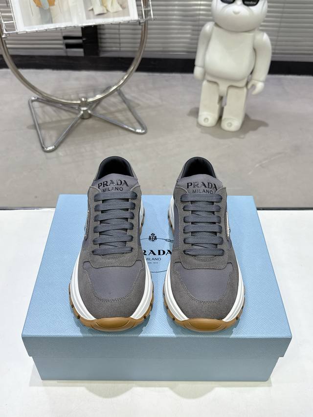 Prada 225普拉达新品，实力来袭！众多网红同款，时髦百搭Nice单品，意大利专柜代购原版鞋开发，1比1照足原味复刻。今年的主题就是不被定义 通过简单简洁体