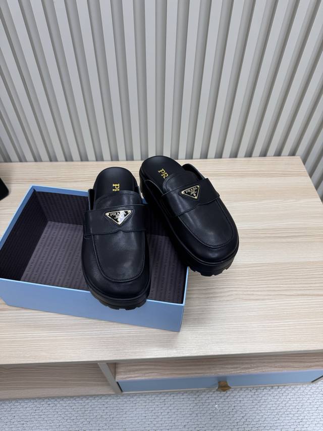 Prada 普拉达 25Ss P家 25春夏厚底水台托鞋 德训风格 牛皮磨砂皮面料 绒布内里 发泡大底 超轻 Zp五金扣三角标点缀 完美演绎高级简约风格！ 关键