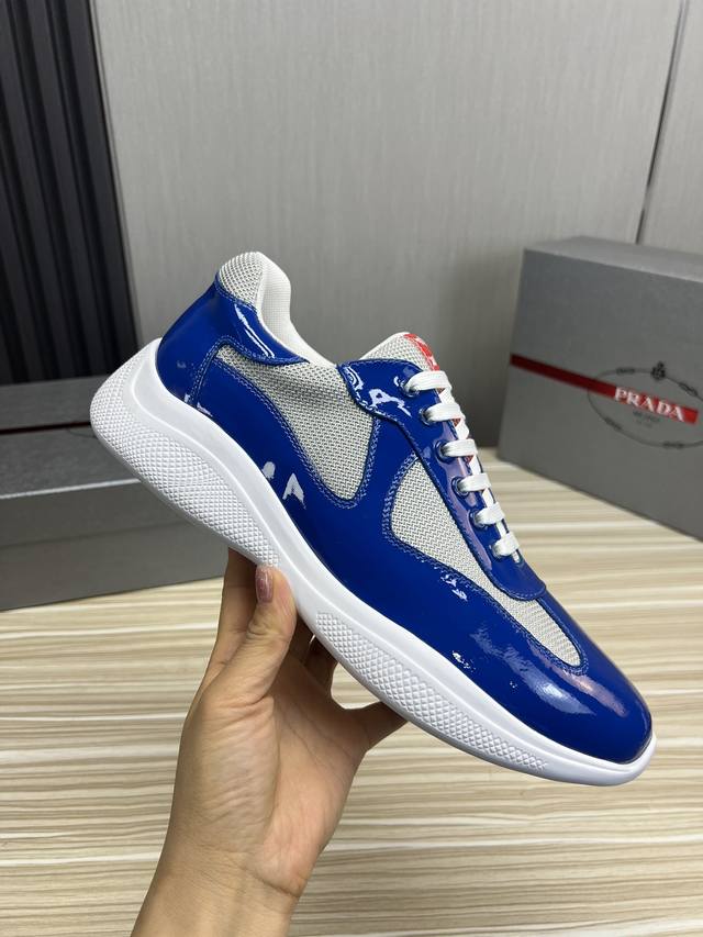 出厂价Pp： 普拉达 ：原版高端呈现。 鞋面进口飞织面料拼接漆皮， 羊皮内里+牛皮踮脚， 耐磨防滑轻便大底， 码数：38-45码，