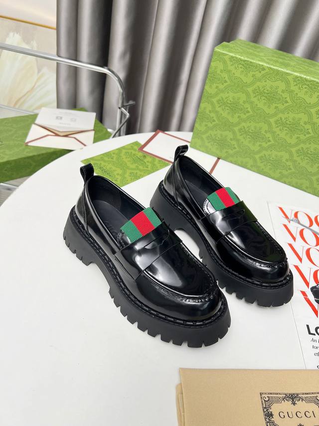 实价 上图请注意女款35-42 Gucci始创于1950年代的原版品牌细节在这双鞋上浪漫新生。取材自马术世界的条纹织带已经成为高雅俱乐部的象征，正在以新的方式重