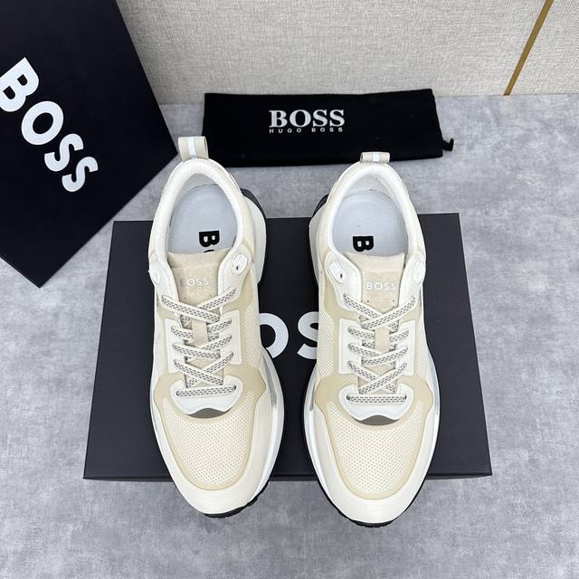 Boss 男士新款网面皮革拼接运动鞋上新 Hugo Bos* 家这双网面运动鞋，真的把时髦运动感狠狠拿捏住！ 这款时尚休闲运动鞋采用多材质拼接 个性时尚，透气舒
