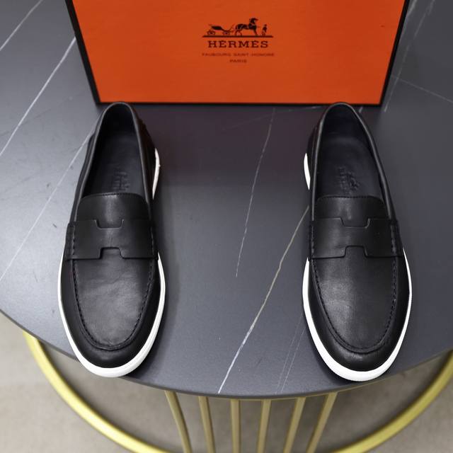 出厂价Pp： 品牌：爱马仕Her Mes 标准码：男码39-44 45可以定做 等级：官网同款 高品质男鞋 材料：原厂牛皮拼接 搭配牛皮内里 原版防滑耐磨橡胶轻