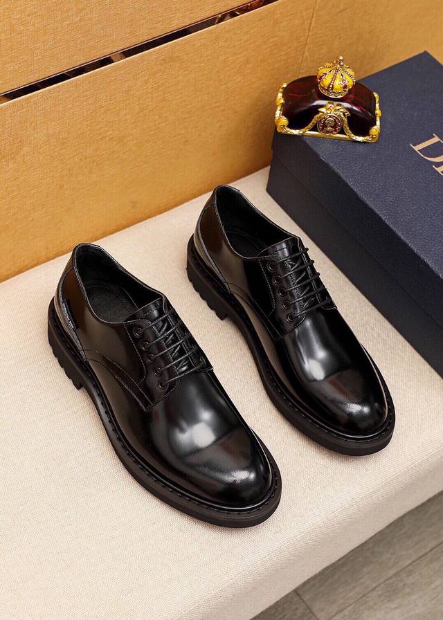 商品商标：Dior 迪奥 商务皮鞋 正码码数: 39-44 38.45订做 商品材料：精选 意大利进口头层开边珠牛皮鞋面，进口水染牛皮内里。强烈立体视觉效果，原