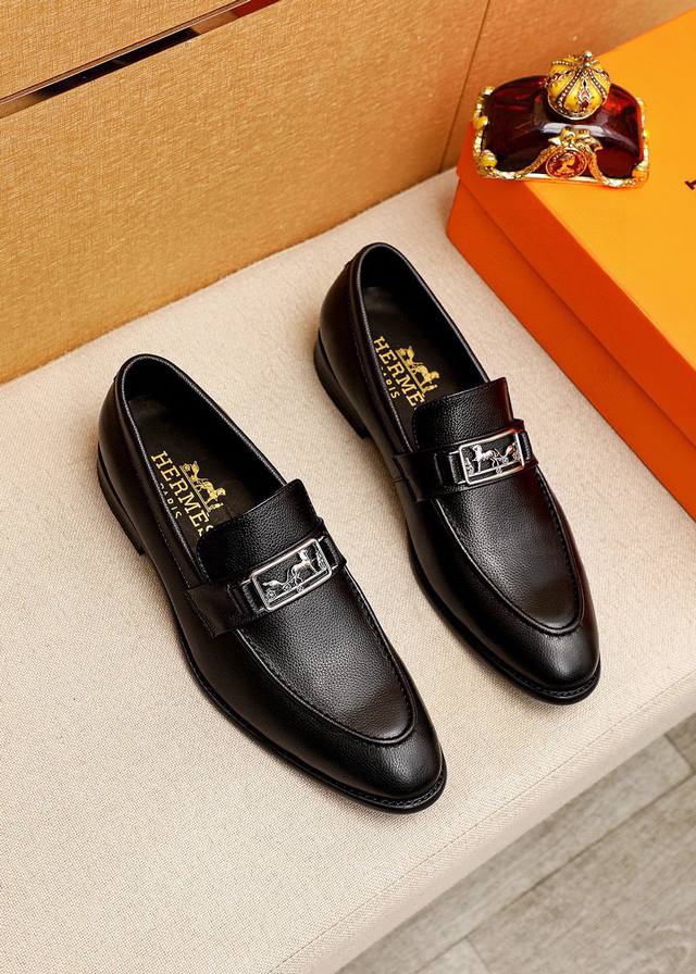 商品商标：Hermes 爱马仕 休闲皮鞋 正码码数: 39-44 38.45.46订制 商品材料：精选 进口头层小牛皮压花鞋面+经典五金扣，进口水染牛皮内里。强