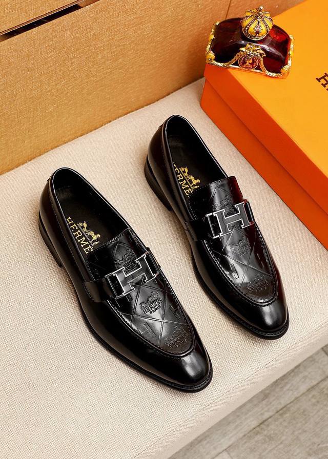 商品商标：Hermes 爱马仕 休闲皮鞋 正码码数: 39-44 38.45.46订制 商品材料：精选 进口头层开边珠小牛皮压花鞋面+经典五金扣，进口水染牛皮内