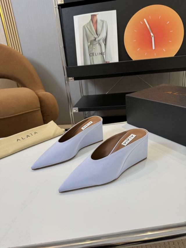 品 牌：Alaia 25’Ss坡跟系列 Alaia阿莱雅尖头高跟拖鞋！无数的名设计师都把他看作“Designer Of Designers”更影响着很多人的风格