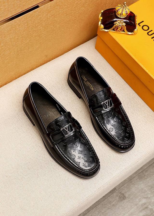 商品商标：Louis Vuitton 路易威登 休闲皮鞋 正码码数: 39-44 38.45订制 商品材料：精选 进口头层小牛皮圧花鞋面+奢华五金扣，进口头层牛