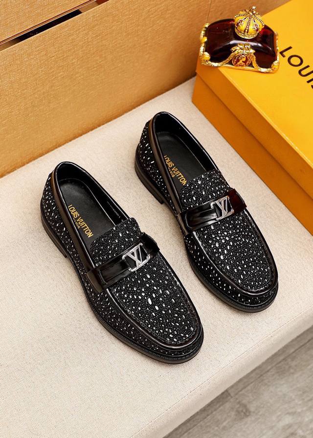 商品商标：Louis Vuitton 路易威登 休闲皮鞋 正码码数: 39-44 38.45订制 商品材料：精选 进口头层牛皮圧花鞋面+奢华五金扣，进口头层牛皮