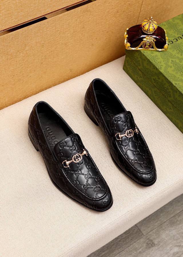 商品商标：Gucci 古驰 休闲皮鞋 正码码数: 39-44 38.45订制 商品材料：精选 进口头层小牛皮压花鞋面+奢华五金扣，进口水染牛皮内里。强烈立体视觉