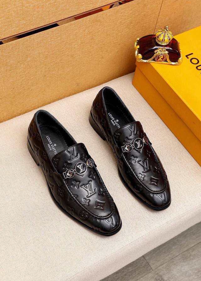 商品商标：Louis Vuitton 路易威登 休闲皮鞋 正码码数: 39-44 38.45订制 商品材料：精选 进口头层小牛皮压花鞋面+奢华五金扣，进口头层牛