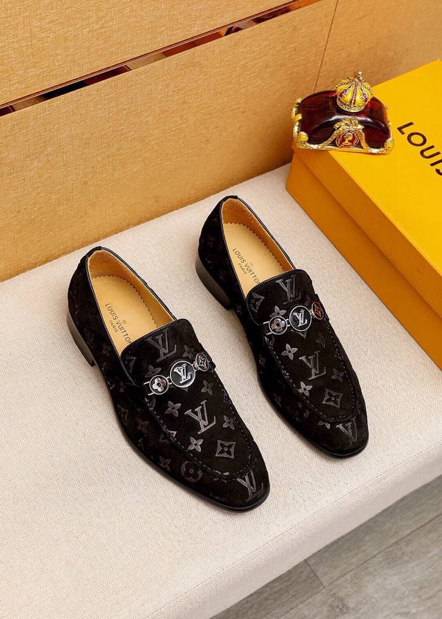 商品商标：Louis Vuitton 路易威登 休闲皮鞋 正码码数: 39-44 38.45订制 商品材料：精选 进口头层磨砂牛皮鞋面+奢华五金扣，进口头层牛皮