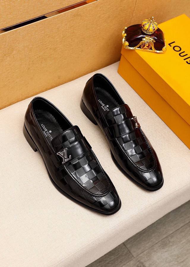 商品商标：Louis Vuitton 路易威登 休闲皮鞋 正码码数: 39-44 38.45订制 商品材料：精选 进口头层开边珠压花鞋面+奢华五金扣，进口头层牛