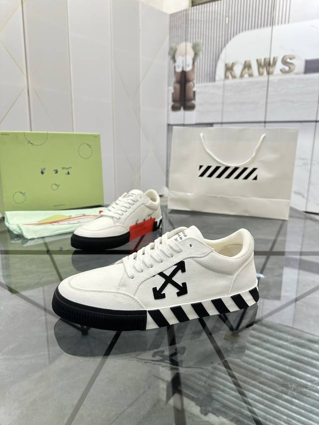 售 价: 商品商标： Off White * Off White* 低帮休闲鞋 正码码数: 35-45 可订做46 情侣款 商品材料：鞋面专柜原版布料，透气内里