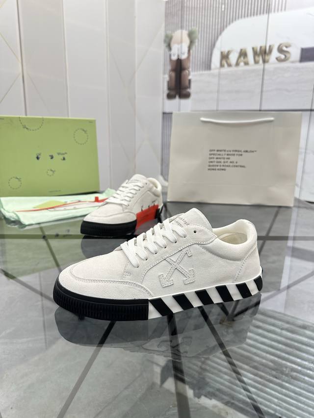 售 价: 商品商标： Off White * Off White* 低帮休闲鞋 正码码数: 35-45 可订做46 情侣款 商品材料：鞋面进口磨砂皮拼接原版布料