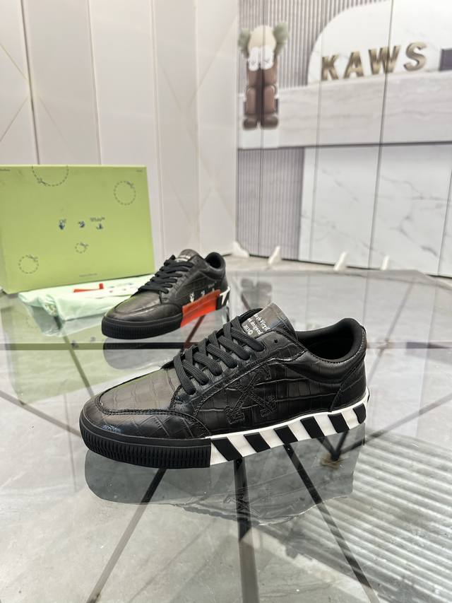 售 价: 商品商标： Off White * Off White* 低帮休闲鞋 正码码数: 35-45 可订做46 情侣款 商品材料：鞋面进口牛皮，透气内里，原