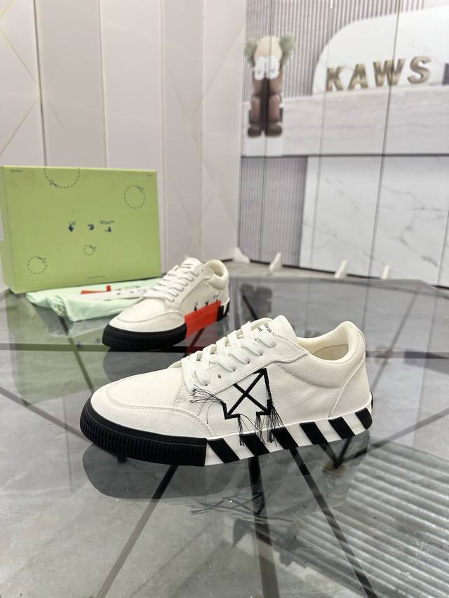 售 价: 商品商标： Off White * Off White* 低帮休闲鞋 正码码数: 35-45 可订做46 情侣款 商品材料：鞋面专柜原版材料，透气内里