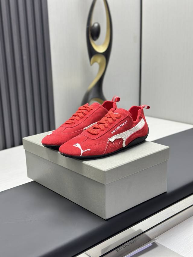 巴黎世家 Balenciaga × Puma Speedcat Speedcat Og Sd 限量联名款 彪马极速赛车系列 低帮德训风拼接复古运动“做旧破坏”