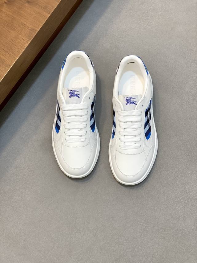 巴宝莉新款战马格纹休闲运动鞋全新露台休闲运动鞋 巴宝莉 Burberry 经典原素 超舒服的鞋子 骑士蓝色防滑鞋底 终于看到了最新的斜式格纹运动鞋颜色真的好好看
