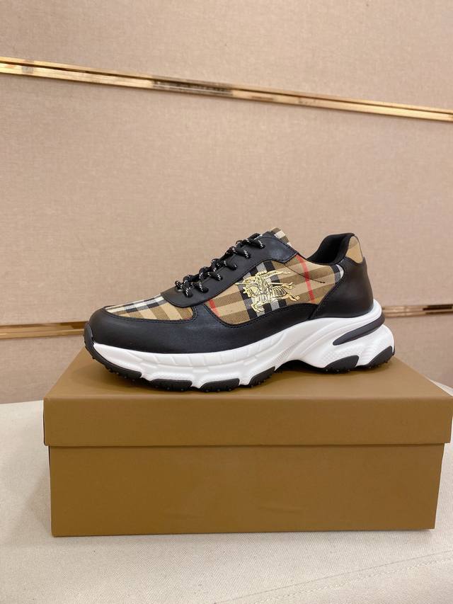 工厂P价 专柜同步Burberry 巴宝莉 顶级代购同步发售正码数：38-44意大利进口头层牛皮配布料。全进口羊皮内里，鞋底：原厂特供原版底，独家活动成型底超级