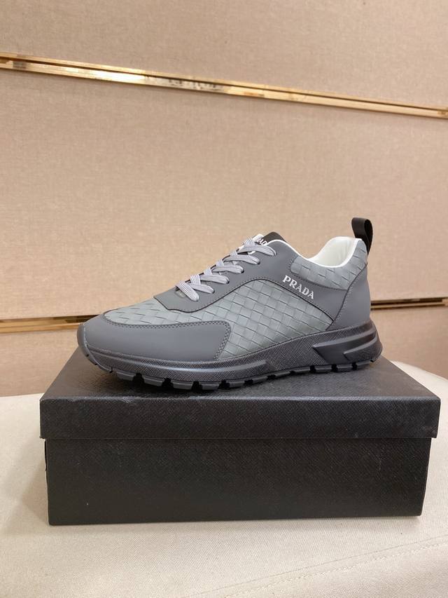 工厂P价 Prada～普拉达 潮流新款上市 官网同款 专柜品质 原版搭配 进口精选头层牛皮。舒适透气羊皮内里 做工精细 用料上层 100%纯牛皮打造 原版楦型