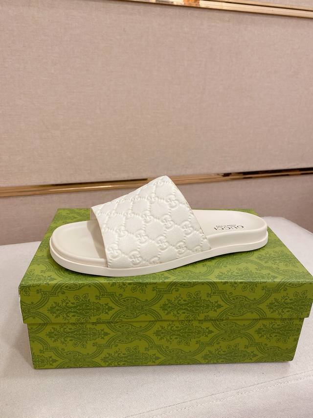 工厂P价 古奇顶级代购 男士春夏拖鞋专柜同步 鞋面意大利进口牛皮搭配古奇双G布料，标志图形高品质工艺，鞋底：原厂特供原版底，独家活动成型底超级舒适，原厂跟单货，