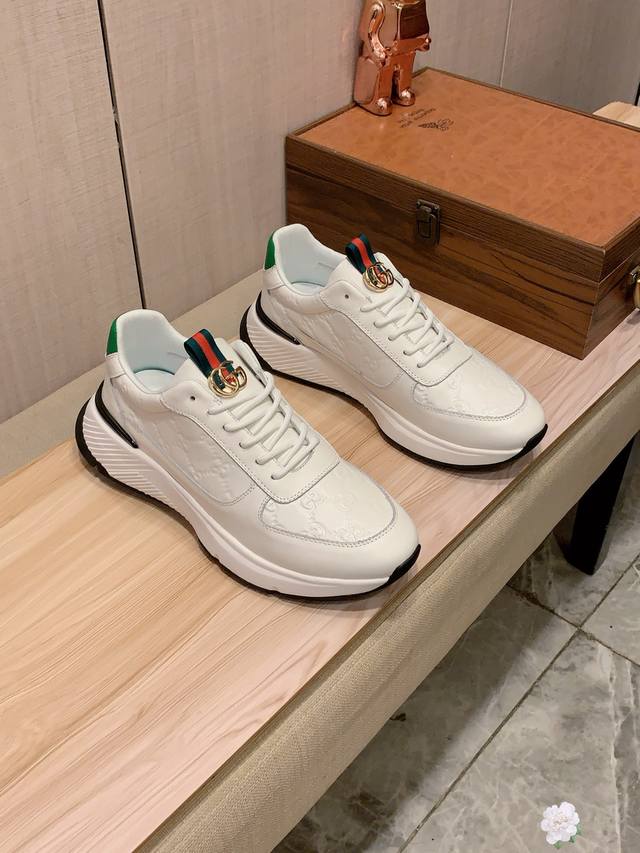 新款: 厂价 古奇Gucci* 最新爆款休闲鞋，顶端品牌 奢侈～代购，顶级～质量。 鞋面選用进口透气牛皮搭配材质透气羊皮垫脚 精细做工。原版个性时尚柔软橡膠耐磨