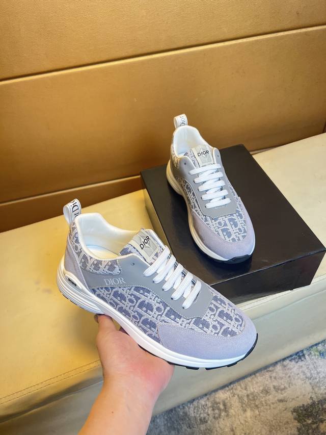 P 迪奥 独特现代风运动鞋。休闲乐福原版皮 羊里 拒绝脱色磨脚 鞋底：原厂特供原版底，超酷 系带走路都带风风格设计 超舒服耐磨原版底 。就好像实物拍摄实物更赞