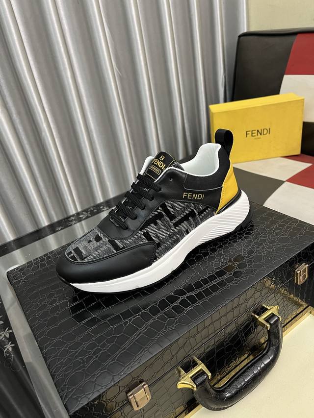 Fendi 芬迪 男士最新款休闲鞋！专柜同步上市！全进口头层小牛皮制面，内里采用头层水染牛皮，原版原厂特供橡胶大底。引领时尚新概念。配码：38-442色可选