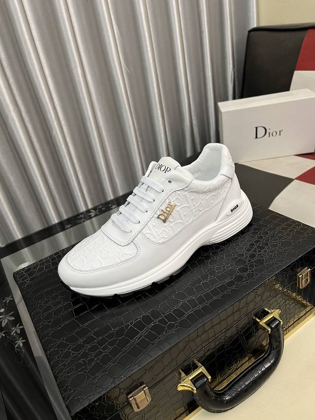 出厂价Pp： 迪奥Dior* 最新爆款休闲鞋，顶端品牌 奢侈～代购，顶级～质量。 鞋面選用进口透气牛皮搭配织布材质透气羊皮垫脚 精细做工。原版个性时尚柔软橡膠耐