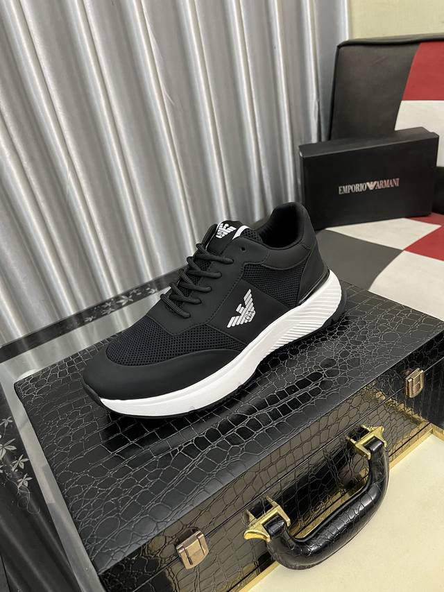 阿玛尼Armani* 最新爆款休闲鞋，顶端品牌 奢侈～代购，顶级～质量。 鞋面選用进口透气牛皮织布配材质透气羊皮垫脚 精细做工。原版个性时尚柔软橡膠耐磨大底，码
