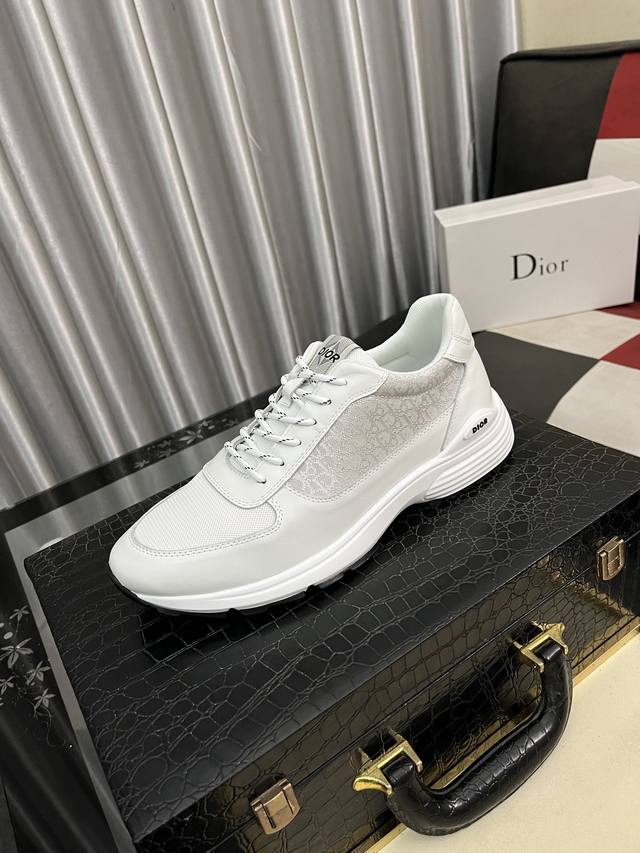 迪奥 Dior 鞋头维度设计宽了点 上脚舒适度完美在线 线头优美 适配裤型完美百搭 饰以各种经典细节 是日常造型的理想之选 可与各式休闲单品搭配打造精致造型面料