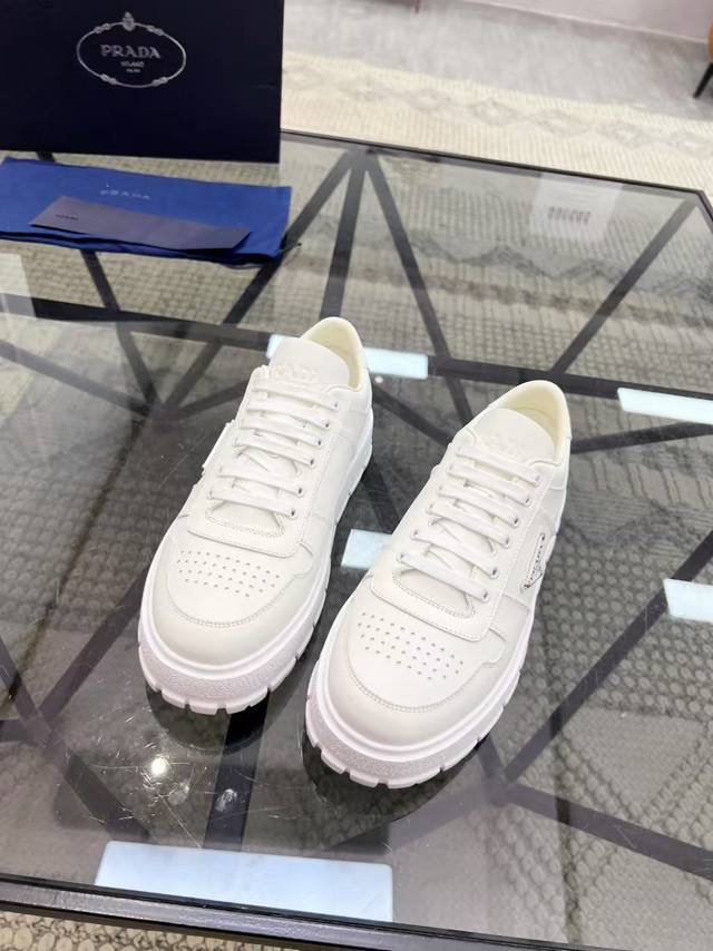 元 38-45 Prada 普拉达新款男士真皮运动鞋，市面最高版本 、欢迎任意对比！原版皮料质感极佳，超上档次！意大利进口胎羊网内里，可拆式垫！奢华用料、精细做