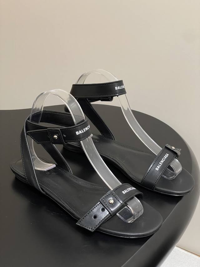 25春夏新款Balenciaga巴黎世家扣带平底凉鞋交叉后绕带凉鞋 将时髦发挥到极致的 巴黎世家的鞋子绝对开了挂，每一双都想去入，因为真的每一对都自带时髦感 整
