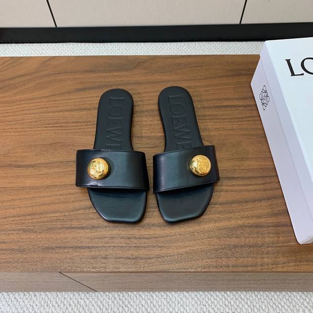 Loew* 金扣皮拖鞋。简约大方，质感满满。日常随意搭配都非常奈斯。面料原版定制小牛皮，原版一致牛皮内里，注塑真皮大底。 码数：35-41 40、41定制不退换