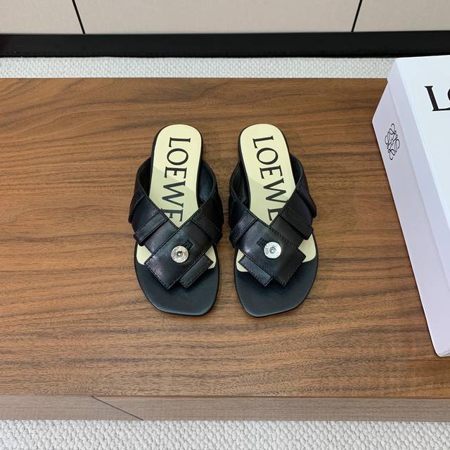 Loew* 拖鞋。简约大方，质感满满。日常随意搭配都非常奈斯。面料原版定制小牛皮，原版一致牛皮内里，原版大底 码数：35-40 40定制不退换 批：
