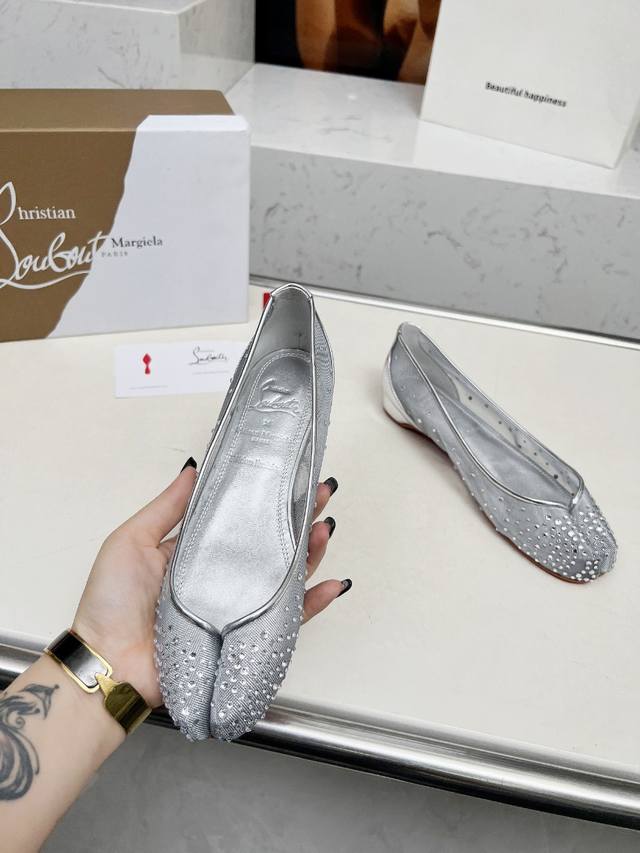 P： Cl X Maison Margiel联名 隐形增高2Cm 最新款分趾单鞋 原版1:1开模，历经九九八十二天楦头的调试，终于出大货了。⑥色选 鞋面：进口透