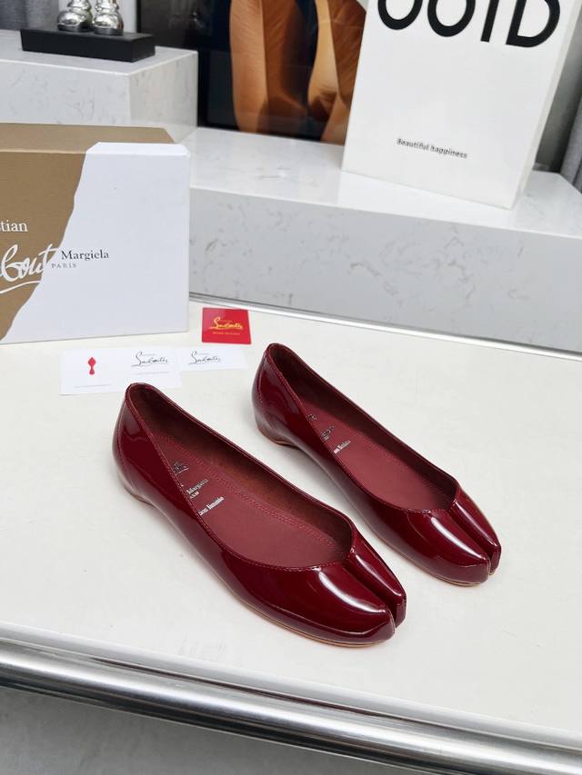 P： Cl X Maison Margiel联名 隐形增高2Cm 最新款分趾单鞋 原版1:1开模，历经九九八十二天楦头的调试，终于出大货了。⑥色选 鞋面：原版材