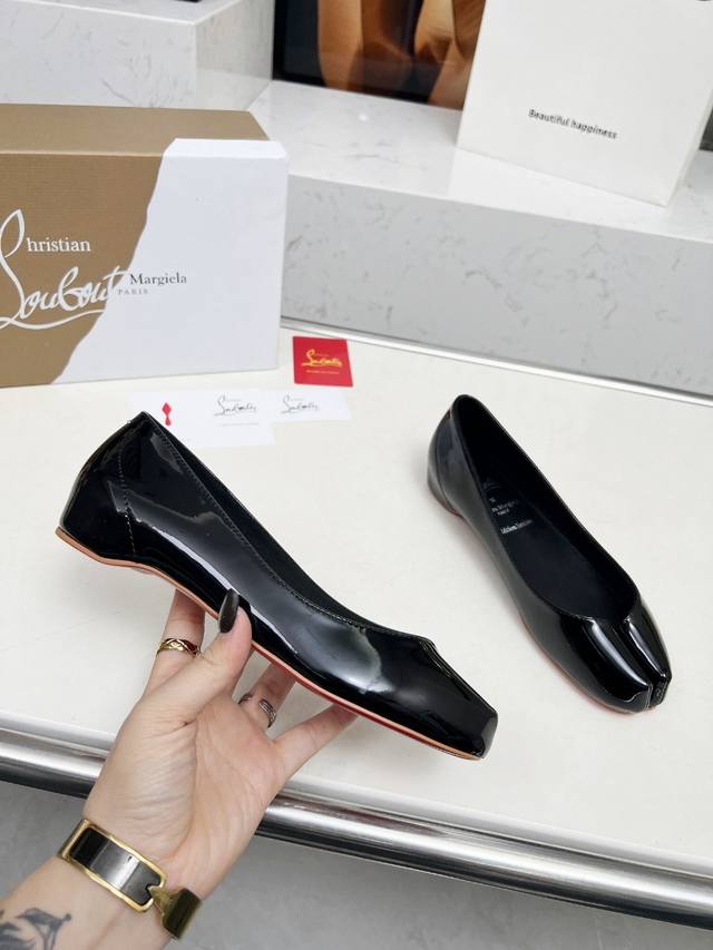 P： Cl X Maison Margiel联名 隐形增高2Cm 最新款分趾单鞋 原版1:1开模，历经九九八十二天楦头的调试，终于出大货了。⑥色选 鞋面：原版材