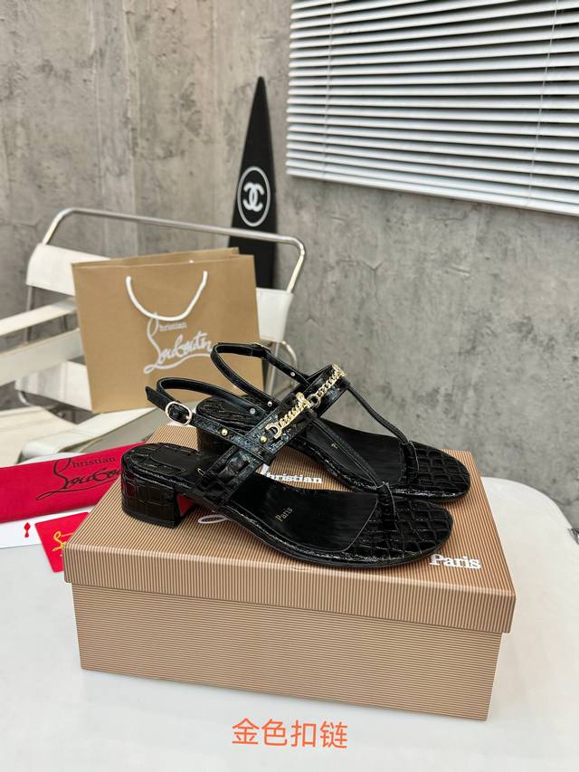 胶底 真皮底 顶级版本 独家定制 代购级⑤个颜色供选择。重磅推出 Christian Louboutin Cl 标识设计 红底鞋最新走秀款 简称Cl 红底鞋 T