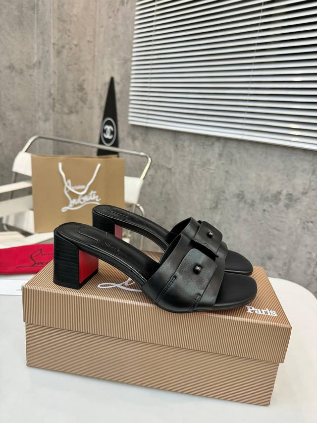 真皮底 橡胶底 顶级版本 代购级③个颜色供选择。今年重磅推出 Christian Louboutin Cl 标识设计 红底鞋最新走秀款 简称Cl 红底鞋今年T台