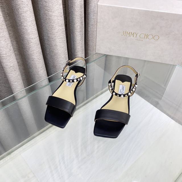 Jimmy Choo 吉米周 小羊皮配珍珠 新款斜方头修饰 大方高贵 是一个非常全面之尊贵时尚生活品牌， 香港,美国等大时尚博主及明星的同款表带女士高跟凉鞋系列