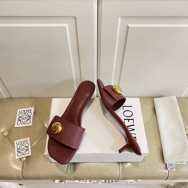 橡胶底 ，真皮大底 ，罗意威Loewe新款小矮跟拖鞋，牛皮面，羊皮里，跟高4.5厘米，35-41码 42，43码定做不退换